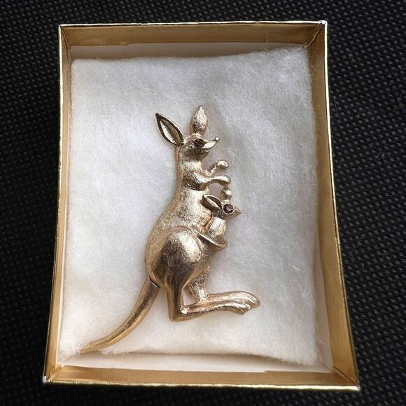 1975 VINTAGE AVON FASHION ACCENTS IN JEWELRY Kangaroo‎ Gold-tone Pin 2.0 in - Picture 1 of 13